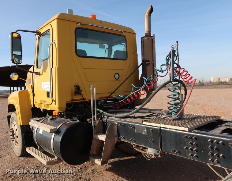 image for item DK3586 2006 Mack CHN613  semi truck