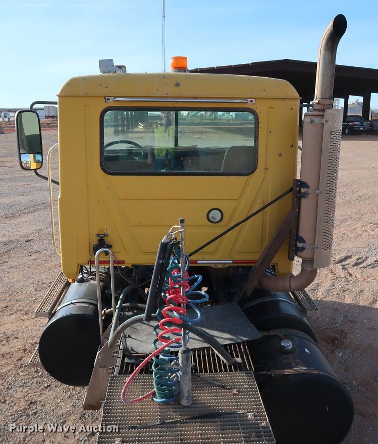 image for item DK3586 2006 Mack CHN613  semi truck