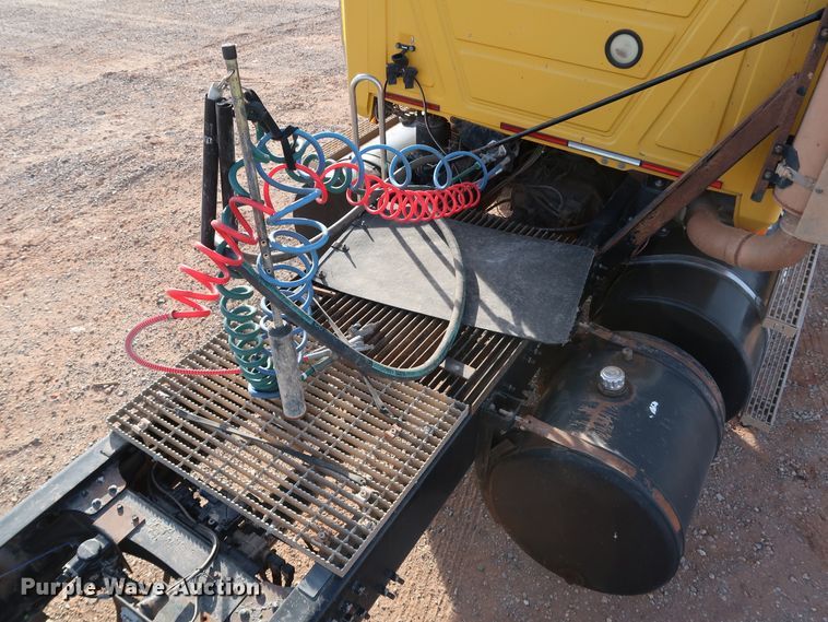 image for item DK3586 2006 Mack CHN613  semi truck