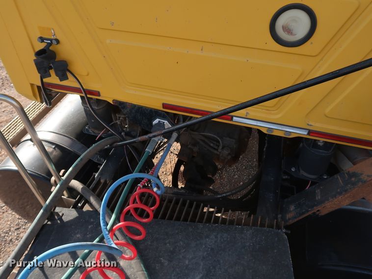 image for item DK3586 2006 Mack CHN613  semi truck