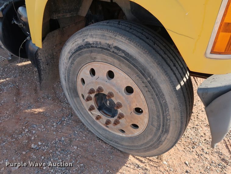 image for item DK3586 2006 Mack CHN613  semi truck