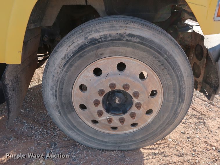 image for item DK3586 2006 Mack CHN613  semi truck