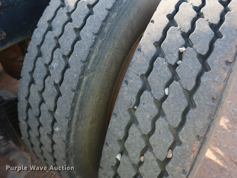 image for item DK3586 2006 Mack CHN613  semi truck