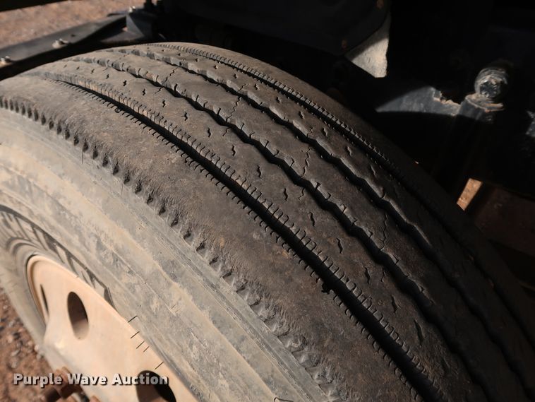 image for item DK3586 2006 Mack CHN613  semi truck