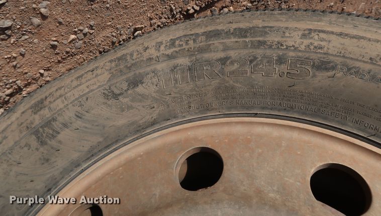 image for item DK3586 2006 Mack CHN613  semi truck