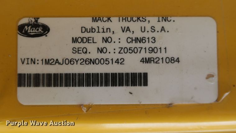 image for item DK3586 2006 Mack CHN613  semi truck