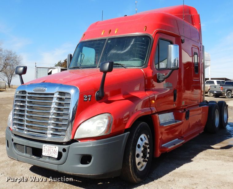 image for item DK4246 2013 Freightliner Cascadia 125  semi truck