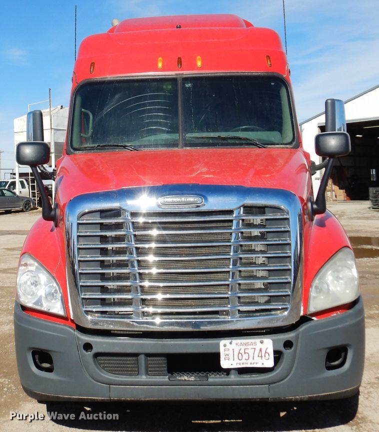 image for item DK4246 2013 Freightliner Cascadia 125  semi truck