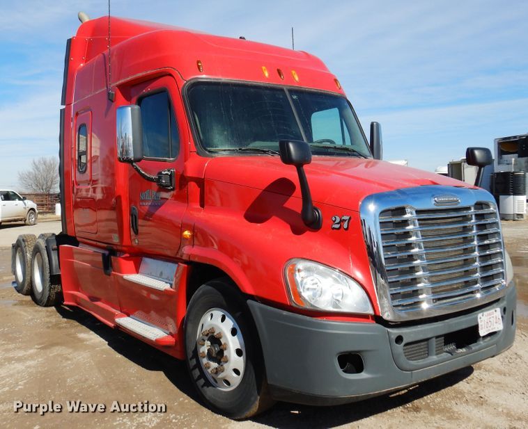 image for item DK4246 2013 Freightliner Cascadia 125  semi truck