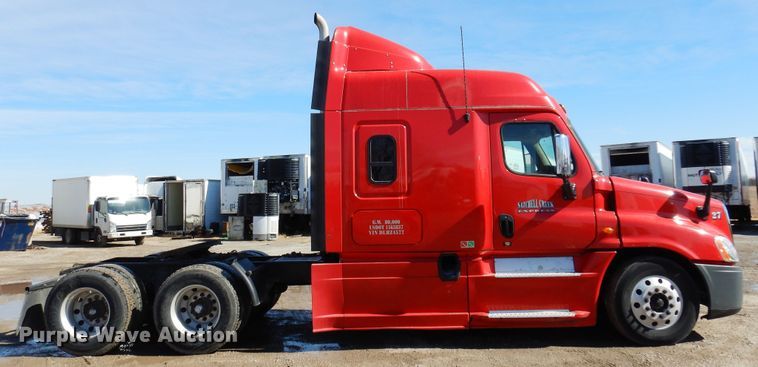 image for item DK4246 2013 Freightliner Cascadia 125  semi truck