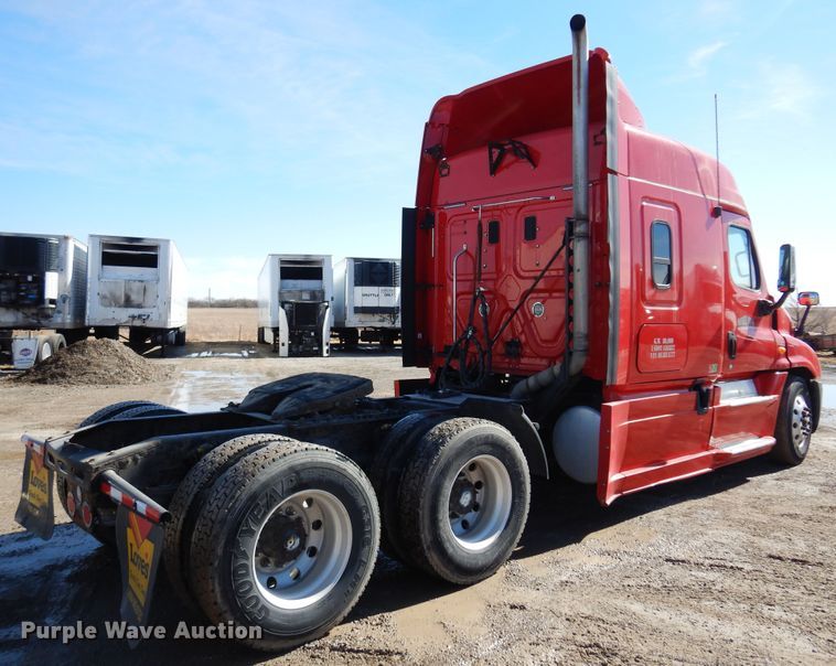 image for item DK4246 2013 Freightliner Cascadia 125  semi truck