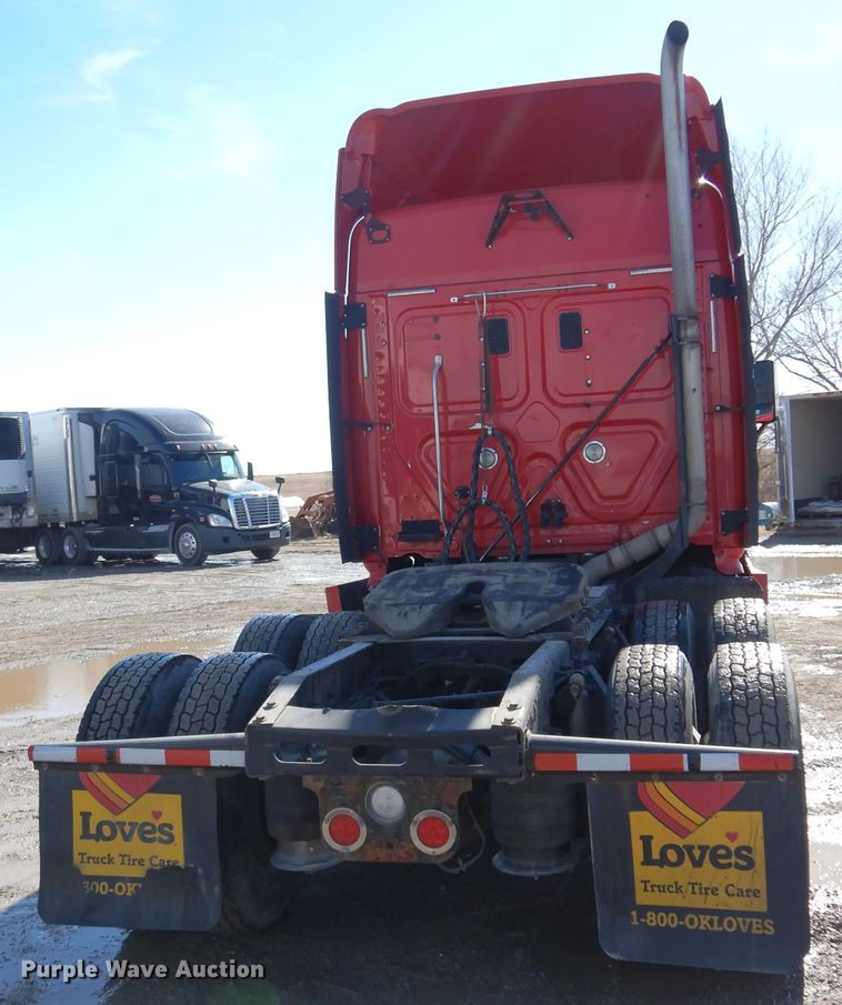 image for item DK4246 2013 Freightliner Cascadia 125  semi truck