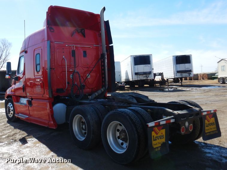 image for item DK4246 2013 Freightliner Cascadia 125  semi truck