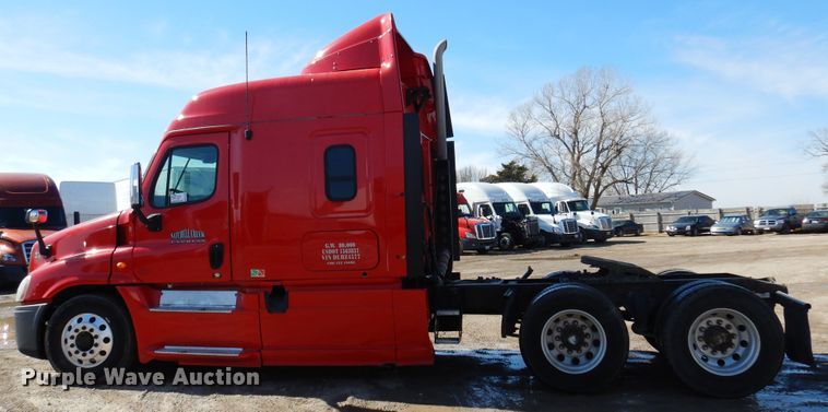 image for item DK4246 2013 Freightliner Cascadia 125  semi truck