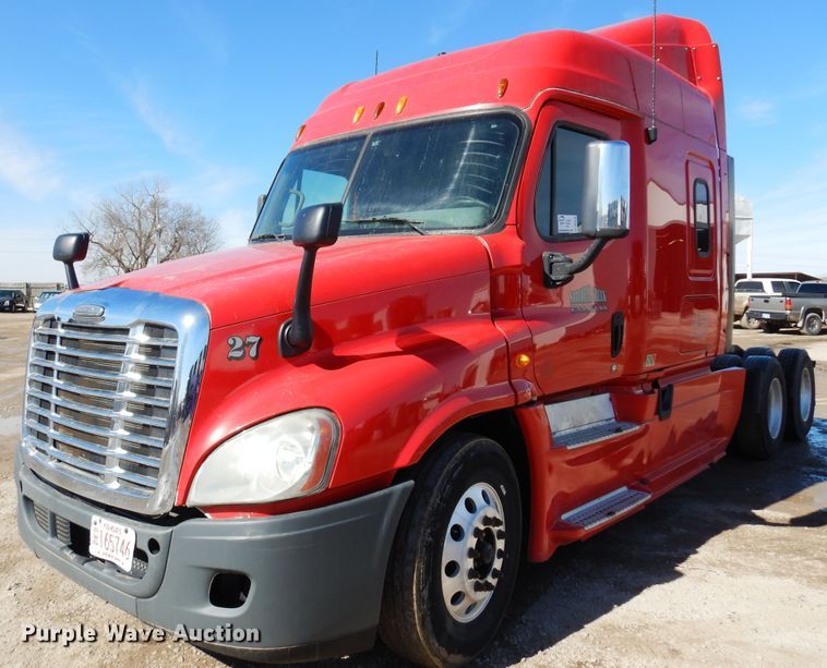 image for item DK4246 2013 Freightliner Cascadia 125  semi truck