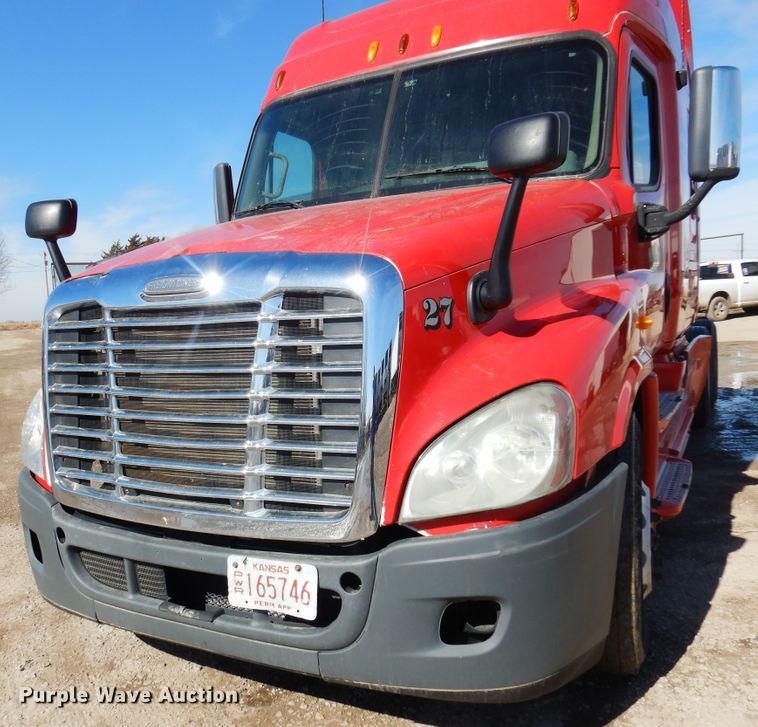 image for item DK4246 2013 Freightliner Cascadia 125  semi truck