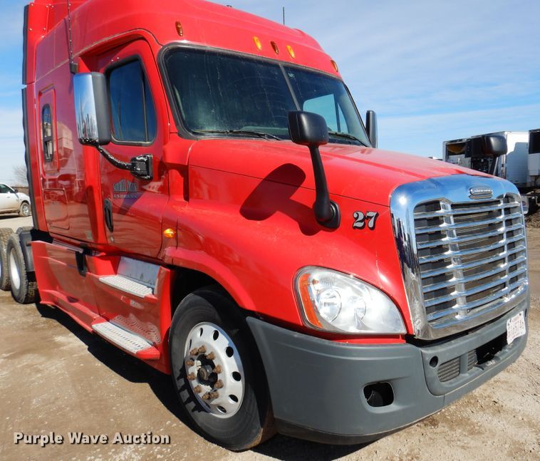 image for item DK4246 2013 Freightliner Cascadia 125  semi truck