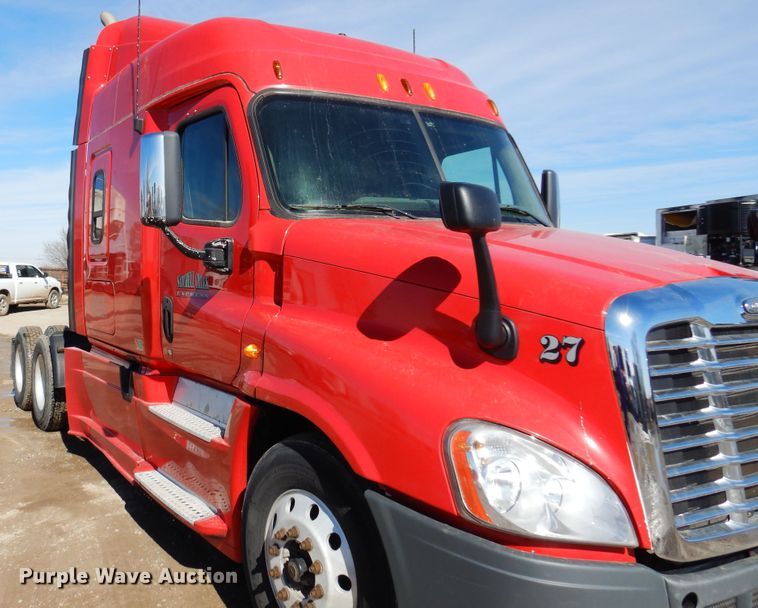 image for item DK4246 2013 Freightliner Cascadia 125  semi truck