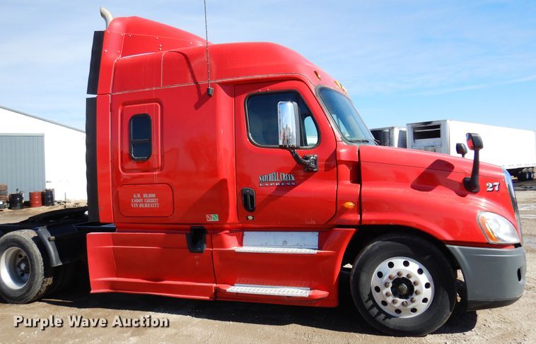 image for item DK4246 2013 Freightliner Cascadia 125  semi truck