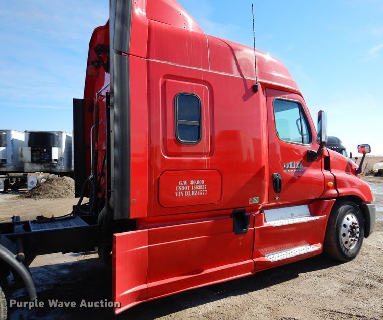 image for item DK4246 2013 Freightliner Cascadia 125  semi truck
