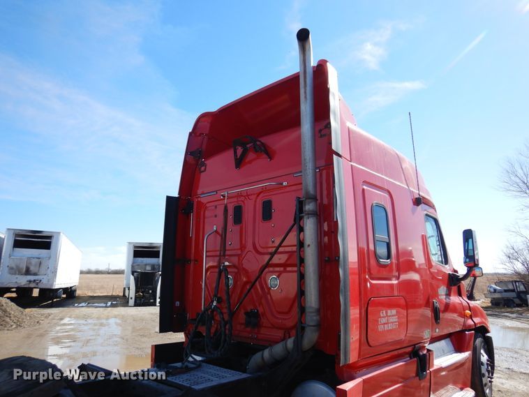 image for item DK4246 2013 Freightliner Cascadia 125  semi truck