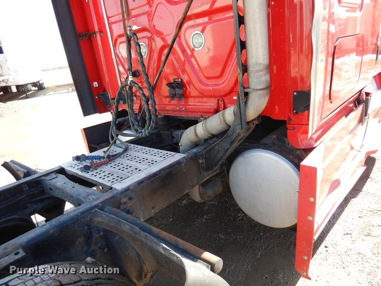 image for item DK4246 2013 Freightliner Cascadia 125  semi truck