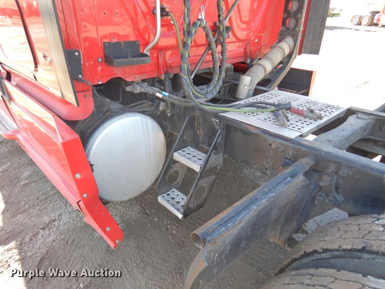 image for item DK4246 2013 Freightliner Cascadia 125  semi truck