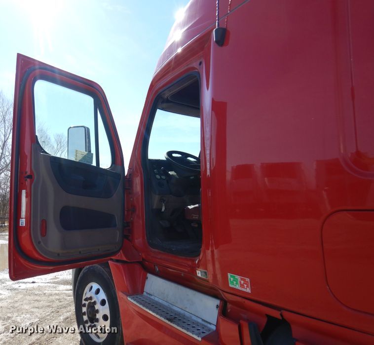 image for item DK4246 2013 Freightliner Cascadia 125  semi truck