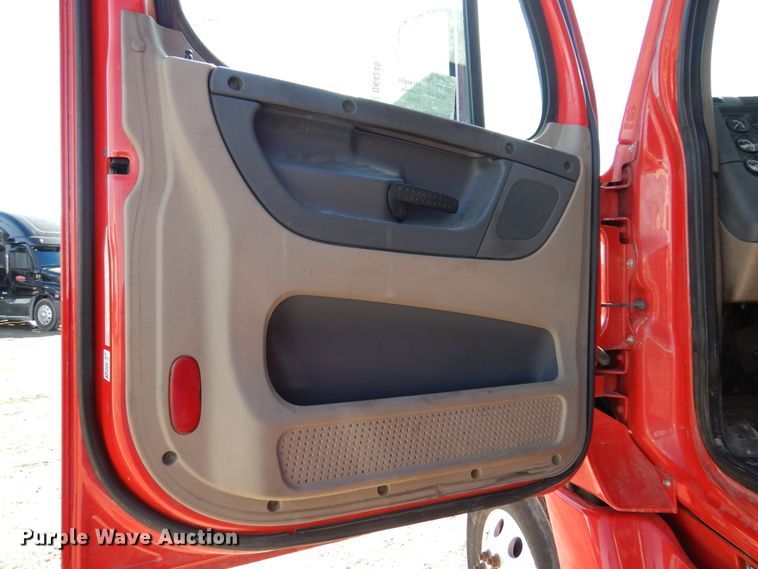 image for item DK4246 2013 Freightliner Cascadia 125  semi truck