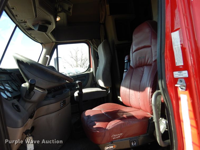 image for item DK4246 2013 Freightliner Cascadia 125  semi truck