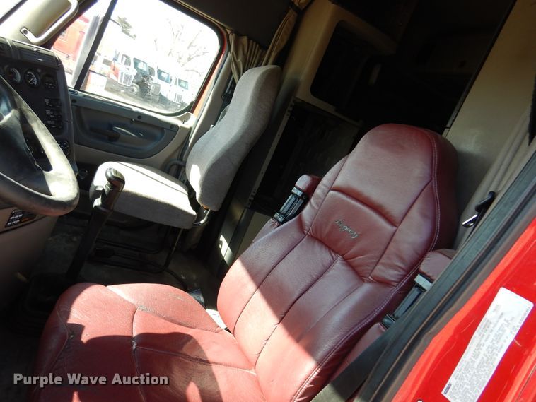 image for item DK4246 2013 Freightliner Cascadia 125  semi truck