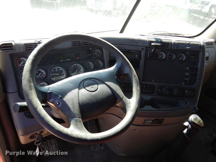 image for item DK4246 2013 Freightliner Cascadia 125  semi truck