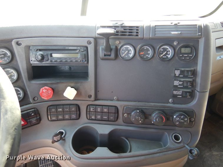 image for item DK4246 2013 Freightliner Cascadia 125  semi truck