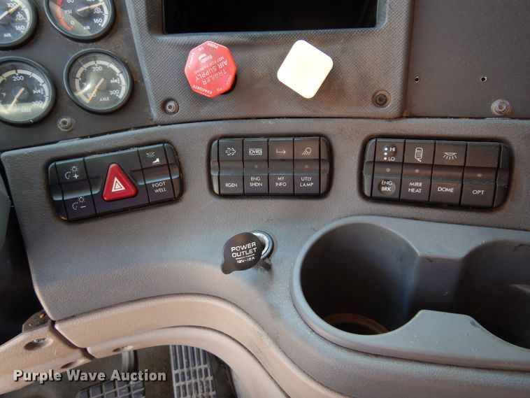 image for item DK4246 2013 Freightliner Cascadia 125  semi truck