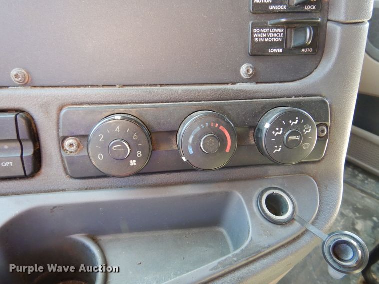 image for item DK4246 2013 Freightliner Cascadia 125  semi truck