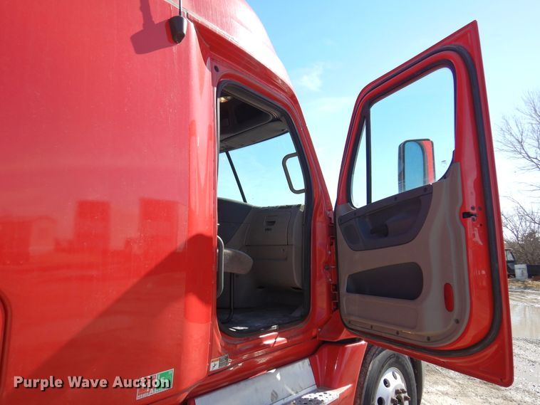 image for item DK4246 2013 Freightliner Cascadia 125  semi truck