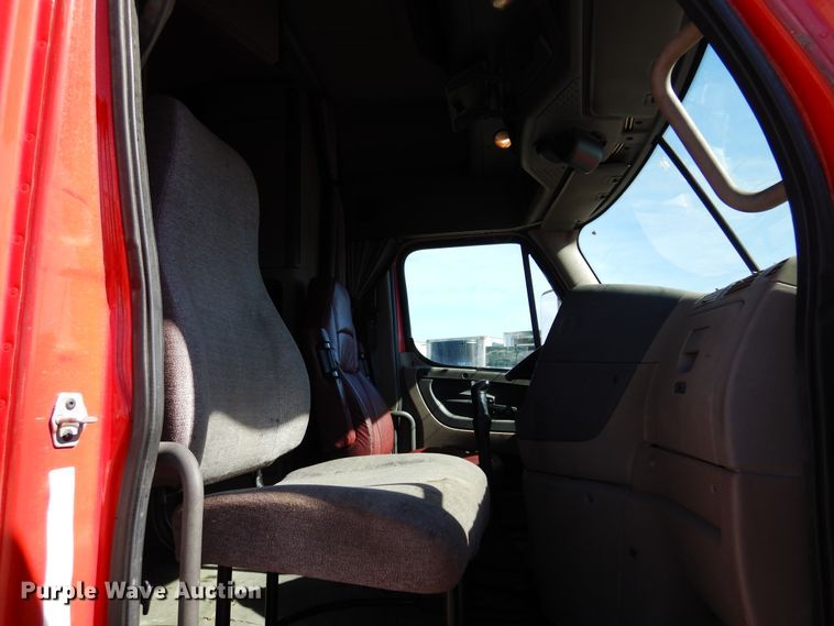 image for item DK4246 2013 Freightliner Cascadia 125  semi truck