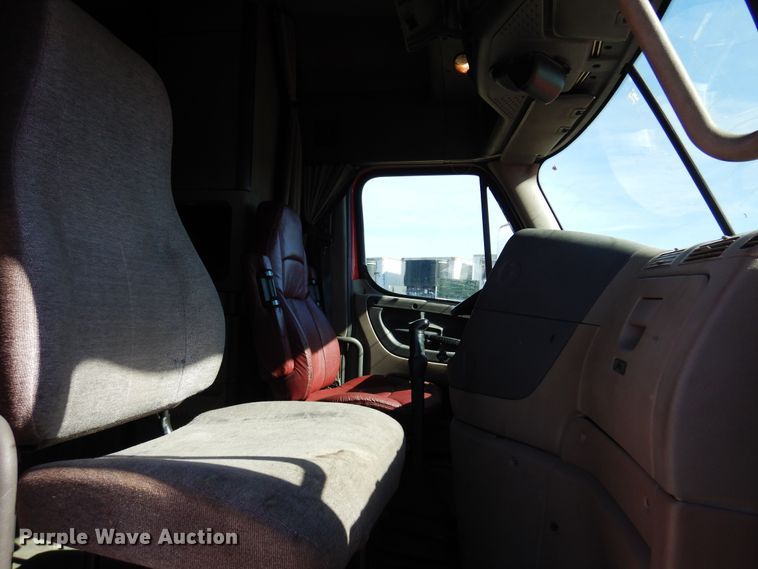 image for item DK4246 2013 Freightliner Cascadia 125  semi truck