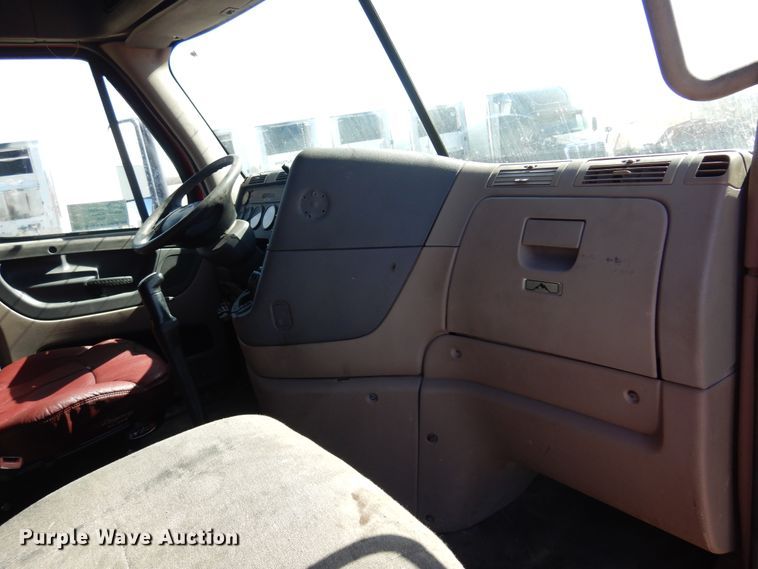 image for item DK4246 2013 Freightliner Cascadia 125  semi truck