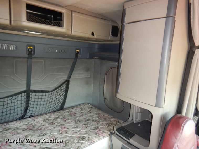 image for item DK4246 2013 Freightliner Cascadia 125  semi truck