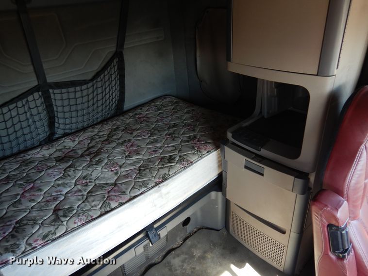 image for item DK4246 2013 Freightliner Cascadia 125  semi truck