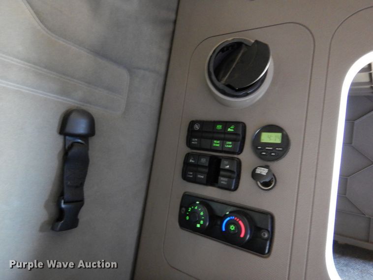 image for item DK4246 2013 Freightliner Cascadia 125  semi truck