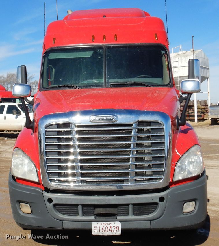 image for item DK4247 2013 Freightliner Cascadia 125  semi truck