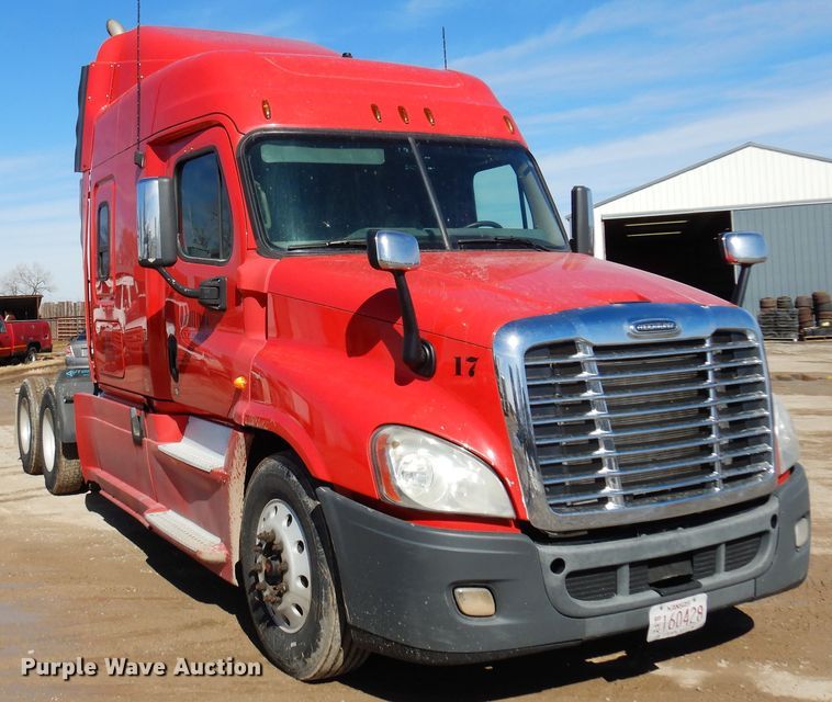 image for item DK4247 2013 Freightliner Cascadia 125  semi truck