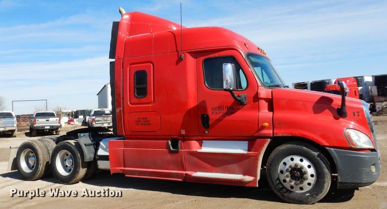 image for item DK4247 2013 Freightliner Cascadia 125  semi truck