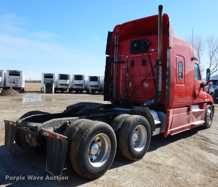 image for item DK4247 2013 Freightliner Cascadia 125  semi truck