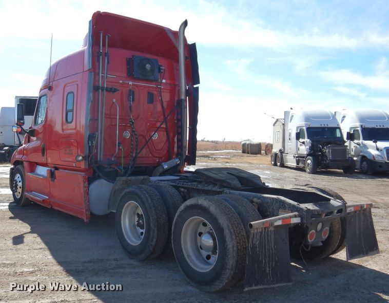 image for item DK4247 2013 Freightliner Cascadia 125  semi truck