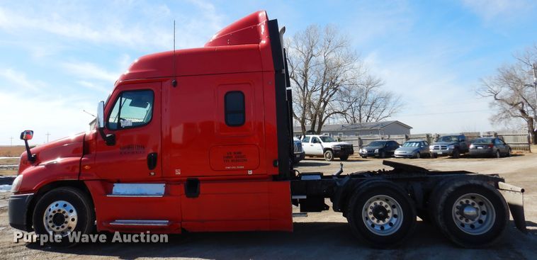 image for item DK4247 2013 Freightliner Cascadia 125  semi truck