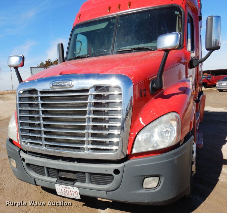 image for item DK4247 2013 Freightliner Cascadia 125  semi truck
