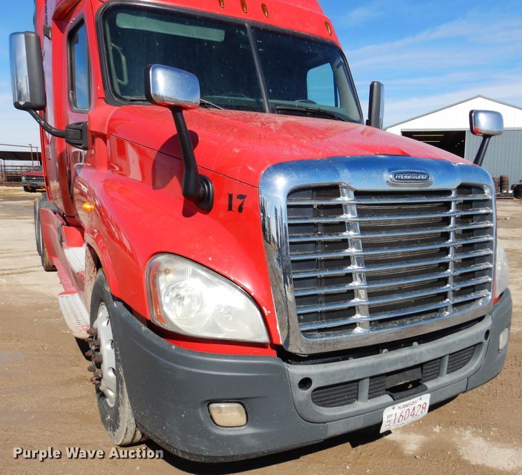 image for item DK4247 2013 Freightliner Cascadia 125  semi truck